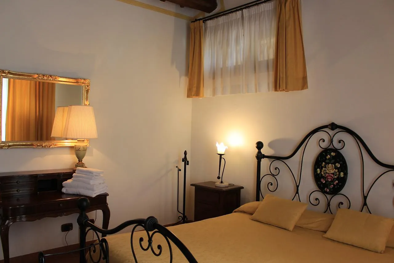 Farm stay Il Colombaio Winery & Rooms Monteriggioni